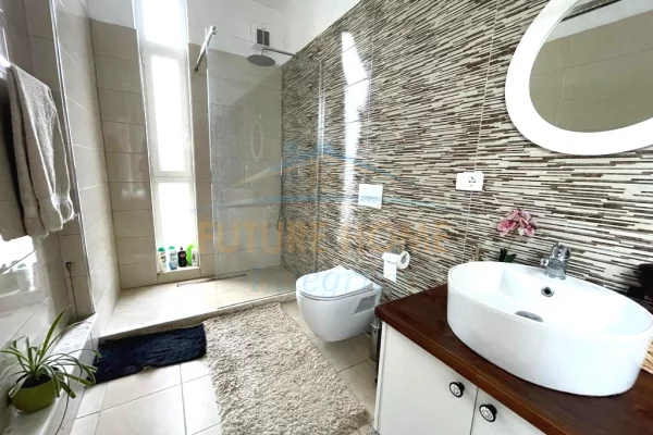 Shtepi me qera Apartament ne Tirane, 3+1, Mobilimi E mobiluar, Pagesa 2,000  Euro.