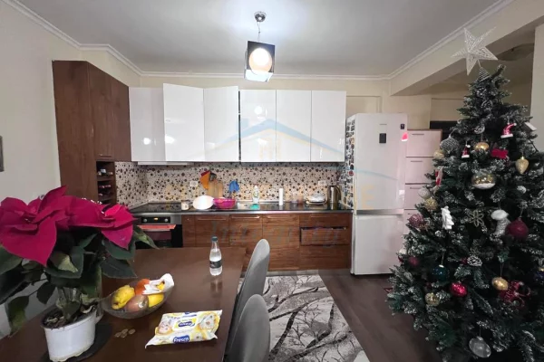 Shtepi ne shitje Apartament ne Tirane, 2+1, Mobilimi E mobiluar, Pagesa 152,000  Euro.