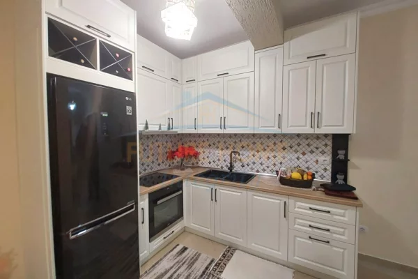 Shtepi ne shitje Apartament ne Tirane, 1+1, Mobilimi E mobiluar, Pagesa 140,000  Euro.