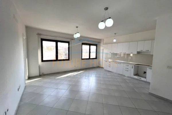 Shitet, Apartament 2+1+2, Ish Tregu Elektrik, Tiranë.