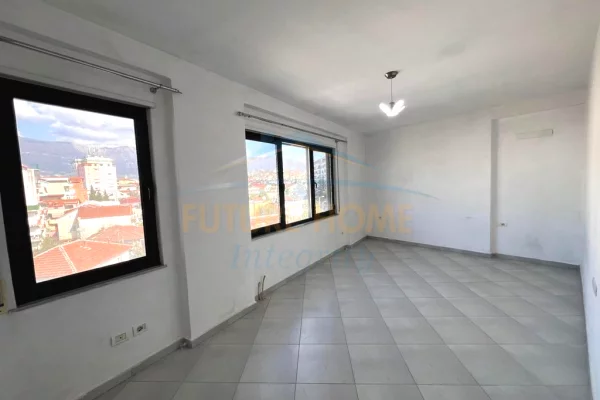 Shtepi ne shitje Apartament ne Tirane, 2+1, Mobilimi Pjeserisht e mobiluar, Pagesa 208,000  Euro.