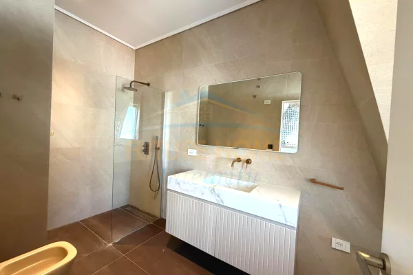 Shtepi me qera Apartament ne Tirane, 2+1, Mobilimi E mobiluar, Pagesa 2,200  Euro.