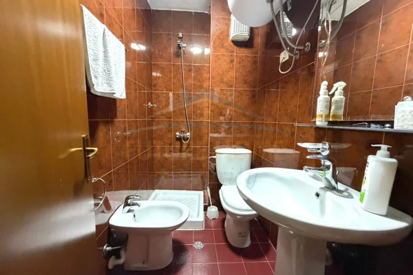 Shtepi ne shitje Apartament ne Tirane, 2+1, Mobilimi E mobiluar, Pagesa 260,000  Euro.