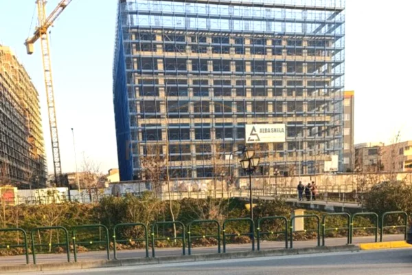 Shtepi ne shitje Apartament ne Tirane, 3+1, Mobilimi Bosh, pa mobiluar, Pagesa 273,500  Euro.