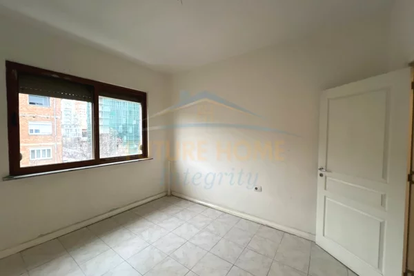 Shtepi ne shitje Apartament ne Tirane, 2+1, Mobilimi Bosh, pa mobiluar, Pagesa 168,000  Euro.