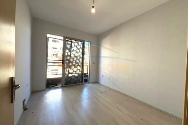 Shtepi me qera Apartament ne Tirane, 3+1, Mobilimi Bosh, pa mobiluar, Pagesa 728  Euro.