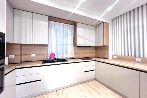 Shtepi me qera Apartament ne Tirane, 3+1, Mobilimi E mobiluar, Pagesa 2,000  Euro.