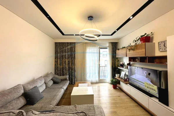 Shitet, Apartament 2+1+2+Post parkimi, Ali Demi, Tiranë.
