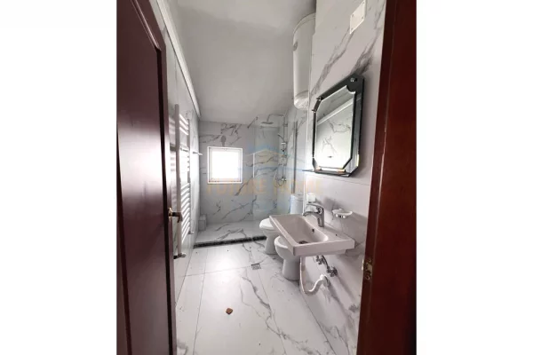 Shtepi me qera Apartament ne Tirane, 3+1, Mobilimi Bosh, pa mobiluar, Pagesa 1,000  Euro.