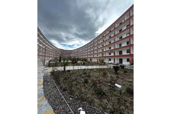 Shtepi ne shitje Apartament ne Durres, Garsoniere, Mobilimi Bosh, pa mobiluar, Pagesa 49,900  Euro.