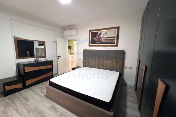 Shtepi me qera Apartament ne Tirane, 3+1, Mobilimi E mobiluar, Pagesa 1,000  Euro.