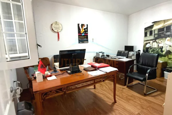 Shtepi me qera Apartament ne Tirane, 2+1, Mobilimi Pjeserisht e mobiluar, Pagesa 1,000  Euro.