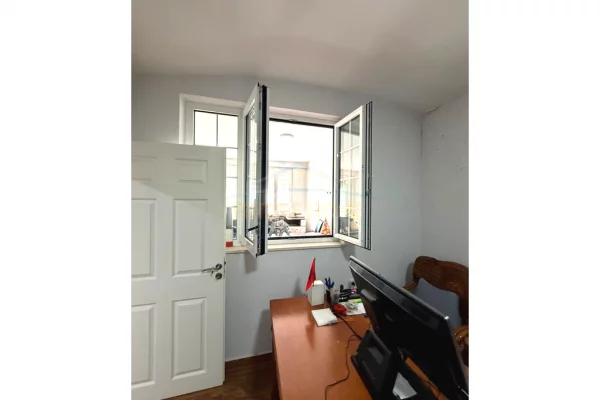 Shtepi me qera Apartament ne Tirane, 2+1, Mobilimi Pjeserisht e mobiluar, Pagesa 1,000  Euro.