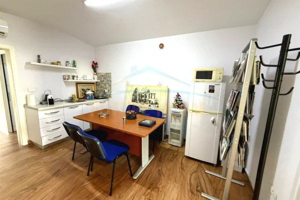 Shtepi me qera Apartament ne Tirane, 2+1, Mobilimi Pjeserisht e mobiluar, Pagesa 1,000  Euro.