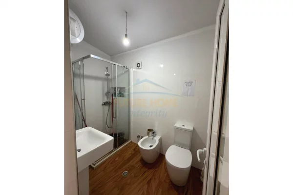 Shtepi me qera Apartament ne Tirane, 2+1, Mobilimi Pjeserisht e mobiluar, Pagesa 1,000  Euro.