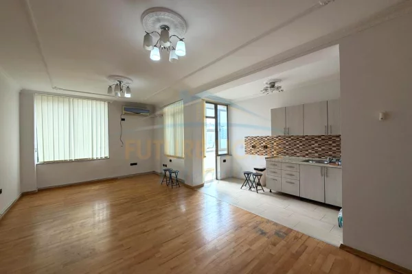 Qera, Apartament 2+1 për Zyra, Qendër, pranë Toptani Shopping Center.