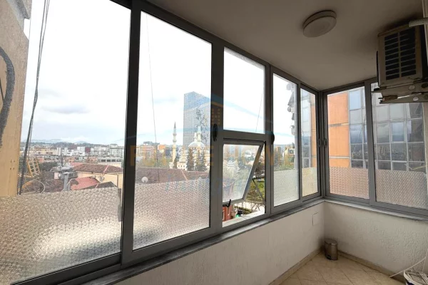 Shtepi me qera Apartament ne Tirane, 2+1, Mobilimi Bosh, pa mobiluar, Pagesa 950  Euro.