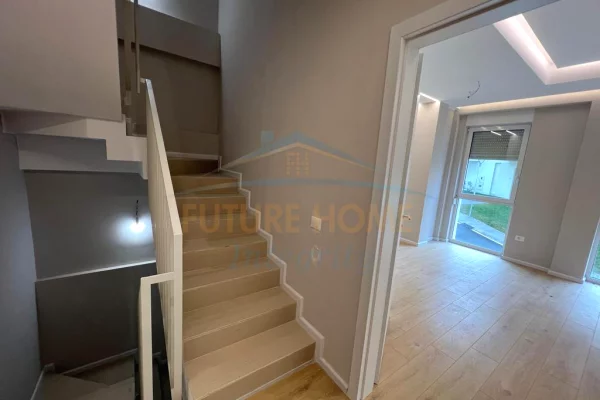 Shtepi ne shitje Vila Luksoze ne Tirane, 2+1, Mobilimi Bosh, pa mobiluar, Pagesa 390,000  Euro.