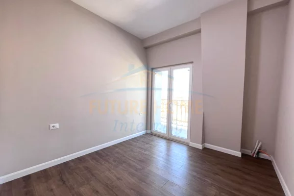 Shitet, Apartament 1+1+2 Ballkone, Porta Tirana e Re, në Sauk.