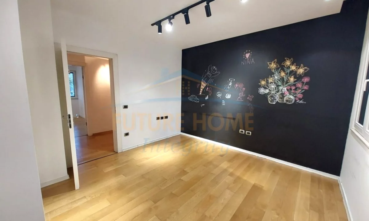 Shtepi me qera Apartament ne Tirane, 3+1, Mobilimi Pjeserisht e mobiluar, Pagesa 2,000  Euro.