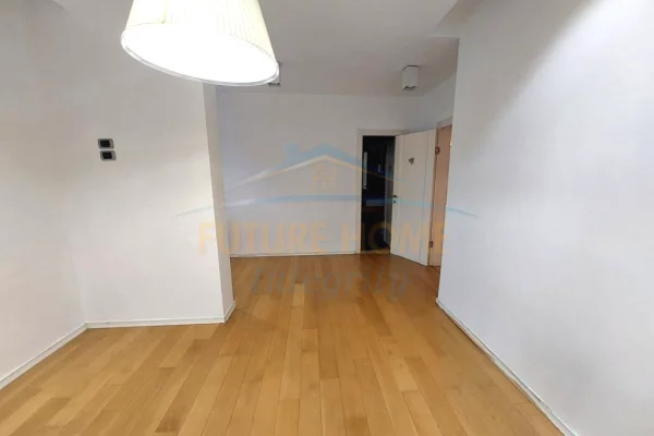 Shtepi me qera Apartament ne Tirane, 3+1, Mobilimi Pjeserisht e mobiluar, Pagesa 2,000  Euro.
