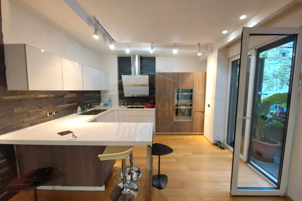 Shtepi me qera Apartament ne Tirane, 3+1, Mobilimi Pjeserisht e mobiluar, Pagesa 2,000  Euro.