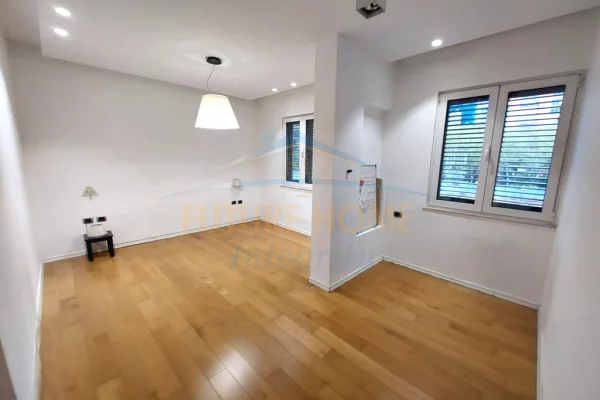 Shtepi me qera Apartament ne Tirane, 3+1, Mobilimi Pjeserisht e mobiluar, Pagesa 2,000  Euro.