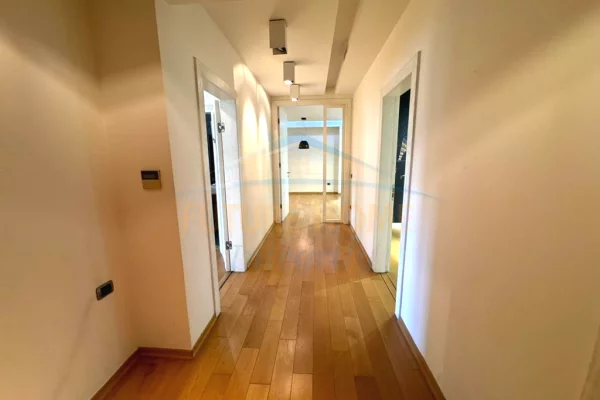 Shtepi me qera Apartament ne Tirane, 3+1, Mobilimi Pjeserisht e mobiluar, Pagesa 2,000  Euro.