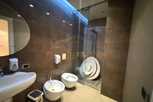 Shtepi me qera Apartament ne Tirane, 3+1, Mobilimi Pjeserisht e mobiluar, Pagesa 2,000  Euro.