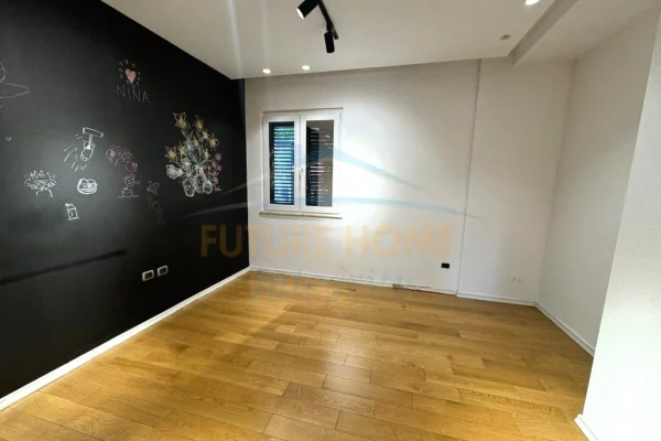 Shtepi me qera Apartament ne Tirane, 3+1, Mobilimi Pjeserisht e mobiluar, Pagesa 2,000  Euro.