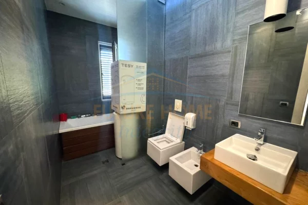 Shtepi me qera Apartament ne Tirane, 3+1, Mobilimi Pjeserisht e mobiluar, Pagesa 2,000  Euro.