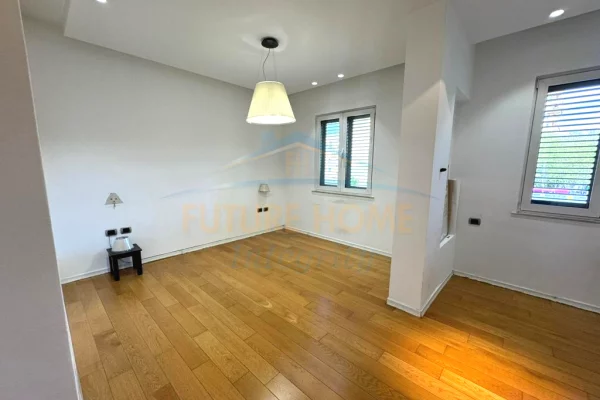 Shtepi me qera Apartament ne Tirane, 3+1, Mobilimi Pjeserisht e mobiluar, Pagesa 2,000  Euro.