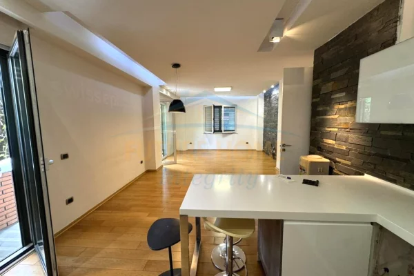 Shtepi me qera Apartament ne Tirane, 3+1, Mobilimi Pjeserisht e mobiluar, Pagesa 2,000  Euro.