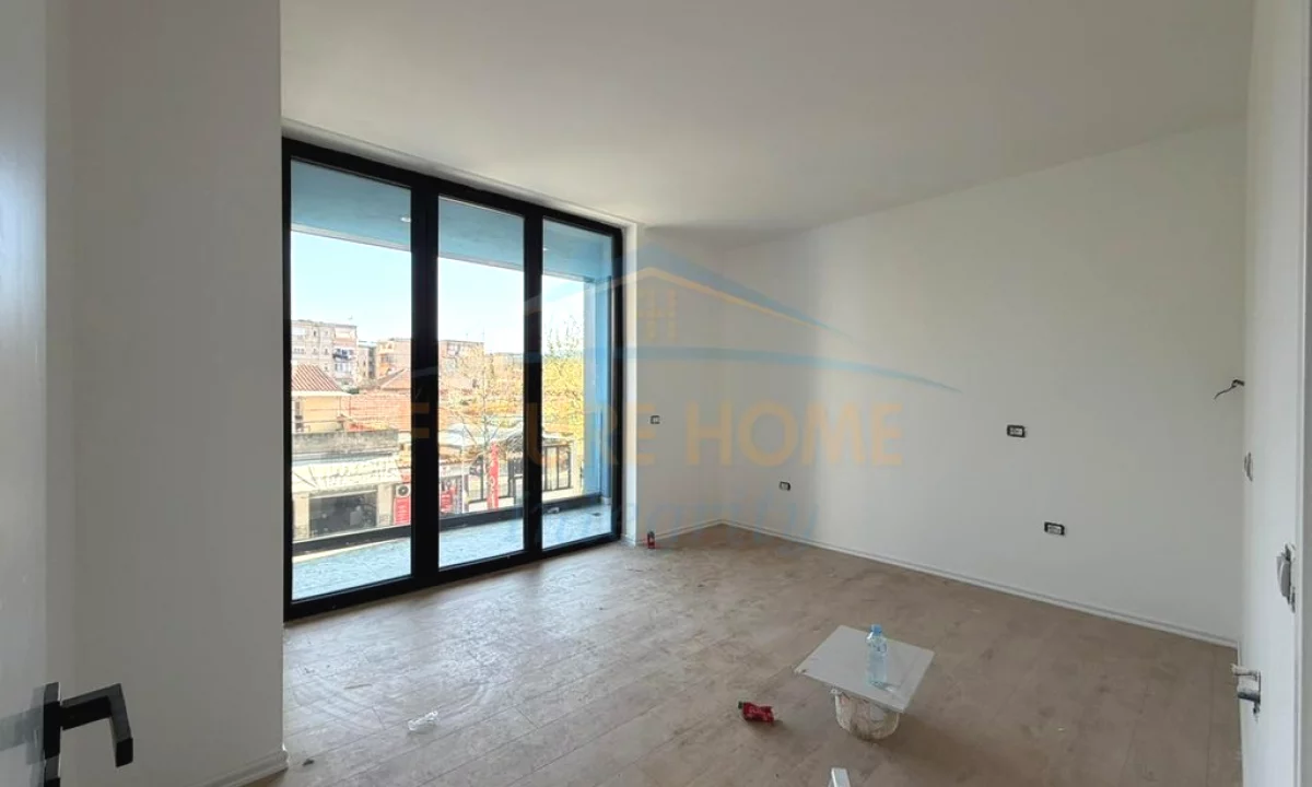 Qera, Ambient per zyra, Kompleksi Golden Gate, Ali Demi, Tirane.