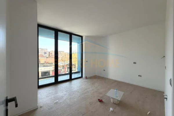 Ambient biznesi me qera 3+1 ne Tirane - 2,000 Euro