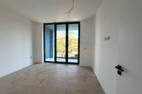 Qera, Ambient per zyra, Kompleksi Golden Gate, Ali Demi, Tirane.