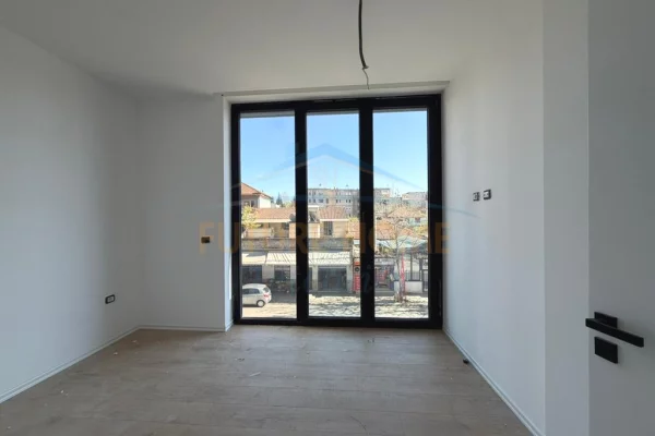 Qera, Ambient per zyra, Kompleksi Golden Gate, Ali Demi, Tirane.