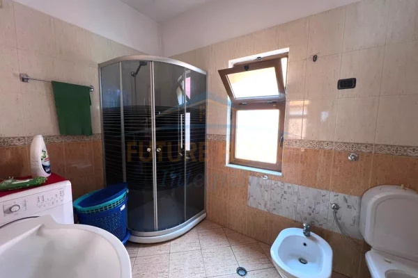 Shtepi ne shitje Shtepi Private ne Tirane, 7+1, Mobilimi Pjeserisht e mobiluar, Pagesa 450,000  Euro.