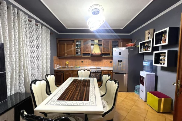 Shtepi ne shitje Shtepi Private ne Tirane, 7+1, Mobilimi Pjeserisht e mobiluar, Pagesa 450,000  Euro.