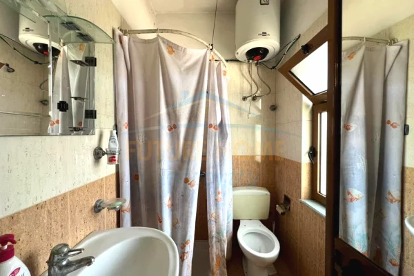 Shtepi ne shitje Shtepi Private ne Tirane, 7+1, Mobilimi Pjeserisht e mobiluar, Pagesa 450,000  Euro.