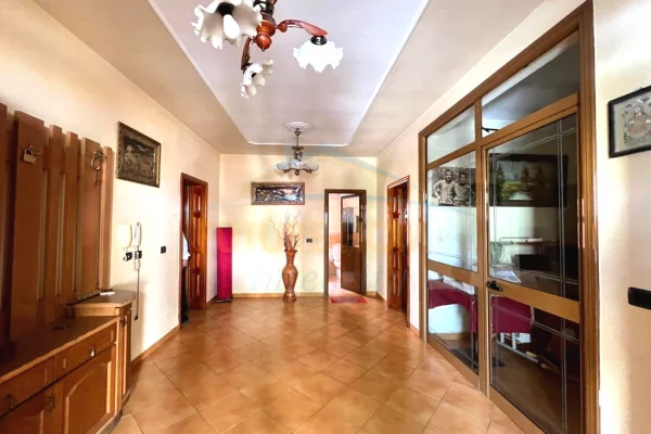 Shtepi ne shitje Shtepi Private ne Tirane, 7+1, Mobilimi Pjeserisht e mobiluar, Pagesa 450,000  Euro.