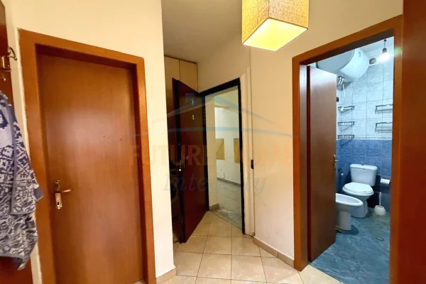 Shtepi ne shitje Apartament ne Tirane, 2+1, Mobilimi Bosh, pa mobiluar, Pagesa 135,000  Euro.