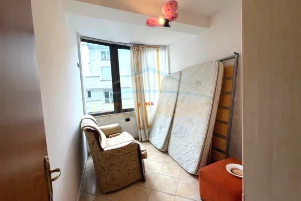 Shtepi ne shitje Apartament ne Tirane, 2+1, Mobilimi Bosh, pa mobiluar, Pagesa 135,000  Euro.