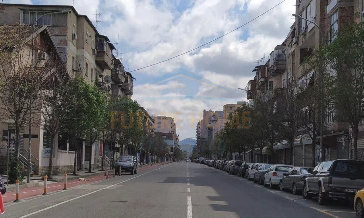 Shitet, Ambient Biznesi, Rruga e Barrikadave, ne rrugen Isa Boletini