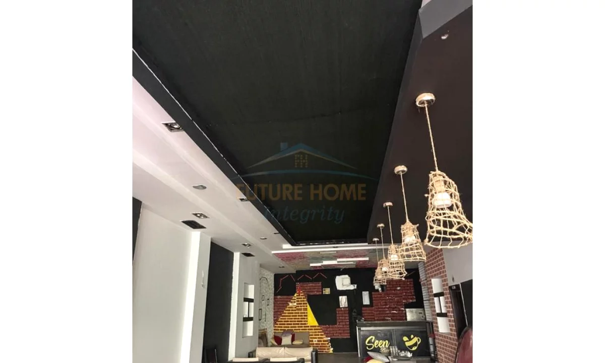 Shitet, Ambient Biznesi, Rruga Rinia, Elbasan. prane Universitetit Aleksander Xhuvani.