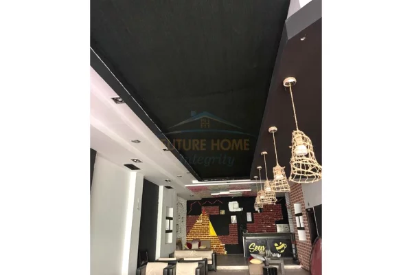 Shitet, Ambient Biznesi, Rruga Rinia, Elbasan. pranë Universitetit Aleksandër Xhuvani.