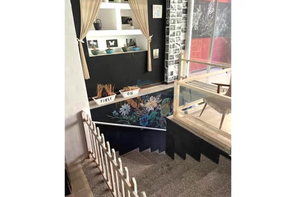 Shitet, Ambient Biznesi, Rruga Rinia, Elbasan. prane Universitetit Aleksander Xhuvani.