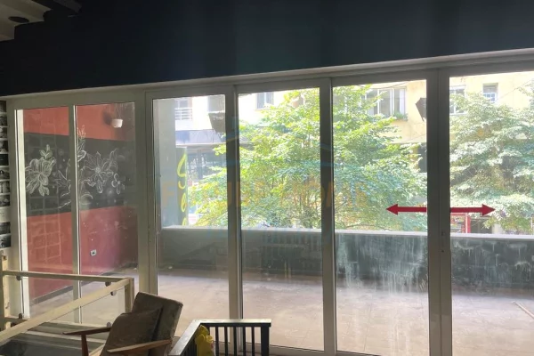 Shitet, Ambient Biznesi, Rruga Rinia, Elbasan. prane Universitetit Aleksander Xhuvani.