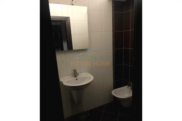 Shitet, Ambient Biznesi, Rruga Rinia, Elbasan. prane Universitetit Aleksander Xhuvani.