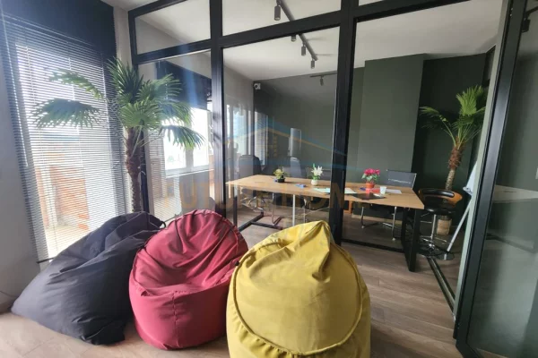 Ambient biznesi me qera 3+1 ne Tirane - 3,000 Euro